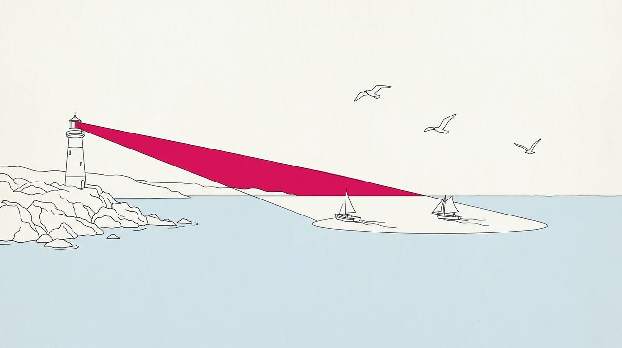 Ein Leuchtturm sendet einen magentafarbenen Lichtstrahl über das Wasser, Boote folgen – Sinnbild für Sichtbarkeit in KI-Antworten