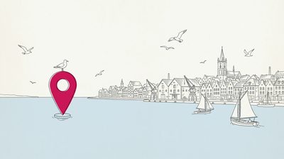 Eine magentafarbene Ortsmarke schwimmt als Boje vor einem Küstenstädtchen – Sinnbild für lokale Auffindbarkeit