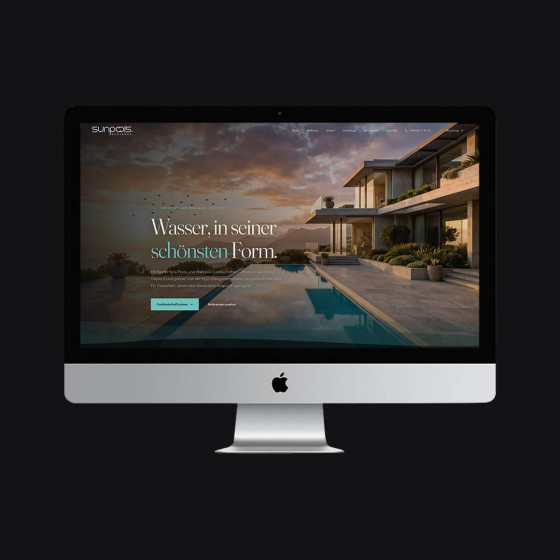 Website eines Poolbauers mit Abendaufnahme eines Gartenpools auf einem Desktop-Bildschirm