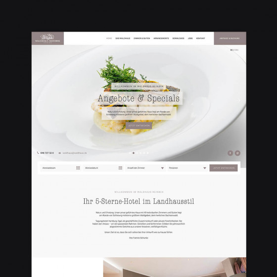 Markenauftritt eines Privathotels mit Logo und gedeckter Farbwelt