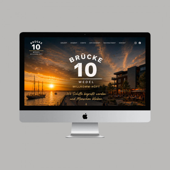 Website einer Gastronomie am Hafen mit Abendstimmung auf einem Desktop-Bildschirm