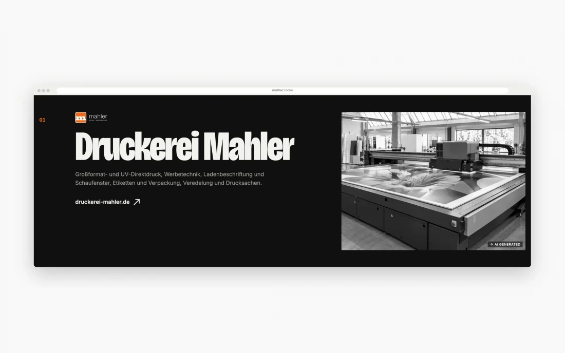 Markenzeile 01 Druckerei Mahler mit Logo, Beschreibung der Leistungen, der Domain als Ziel und einem Foto der Großformatdruckerei.