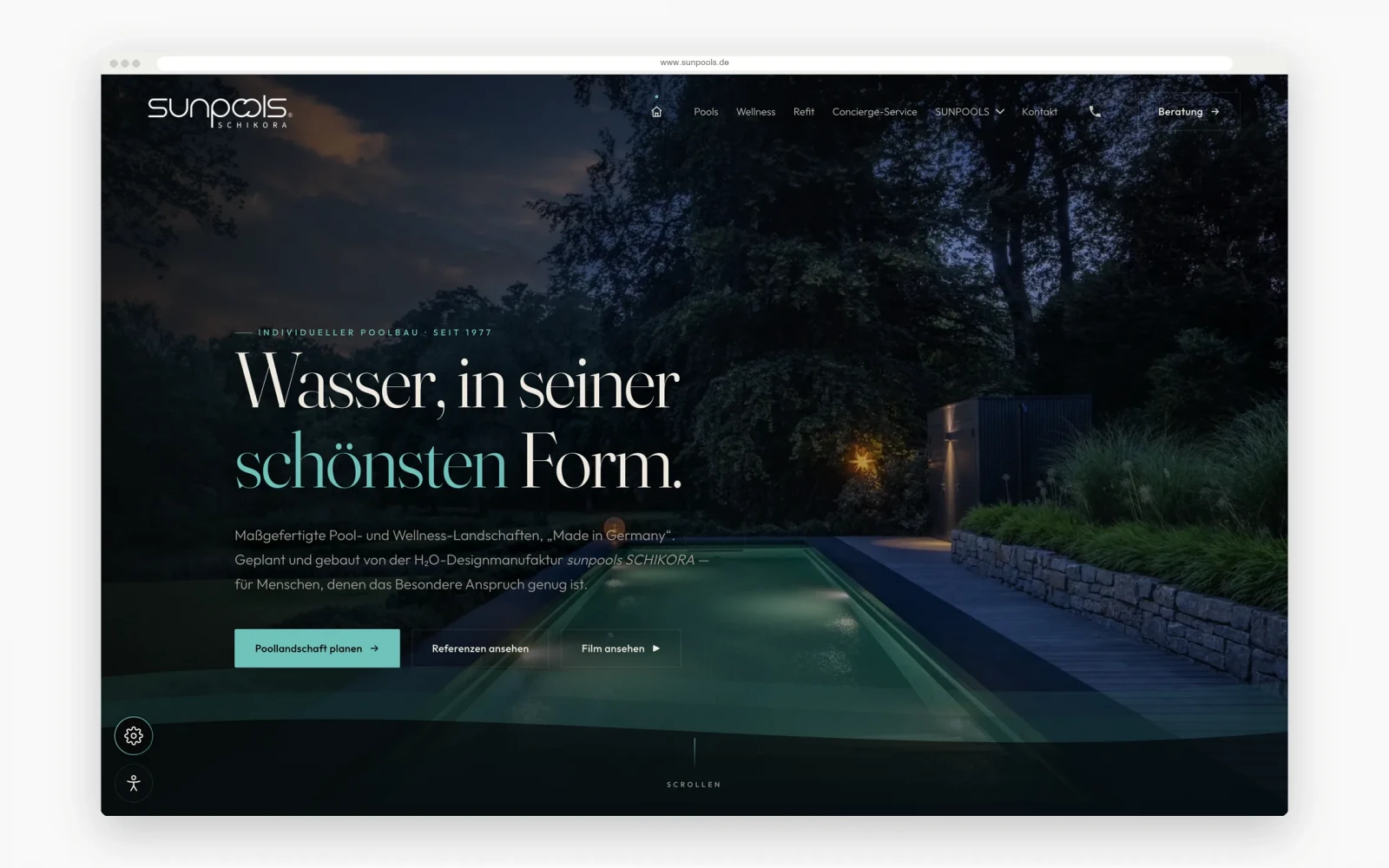 Startseite von Sunpools: Poollandschaft in der Abenddämmerung über die volle Breite, darüber die Zeile „Wasser, in seiner schönsten Form“